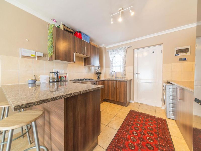 Furnished 2-Bedroom Ground Floor Apartment - Photo 6