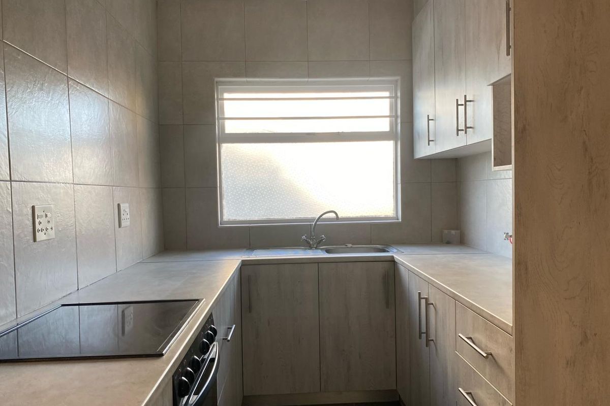 Two bedroom rental in Plumstead - Photo 2