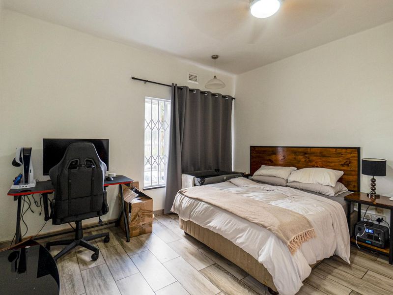 Spacious with distant sea views - Photo 10