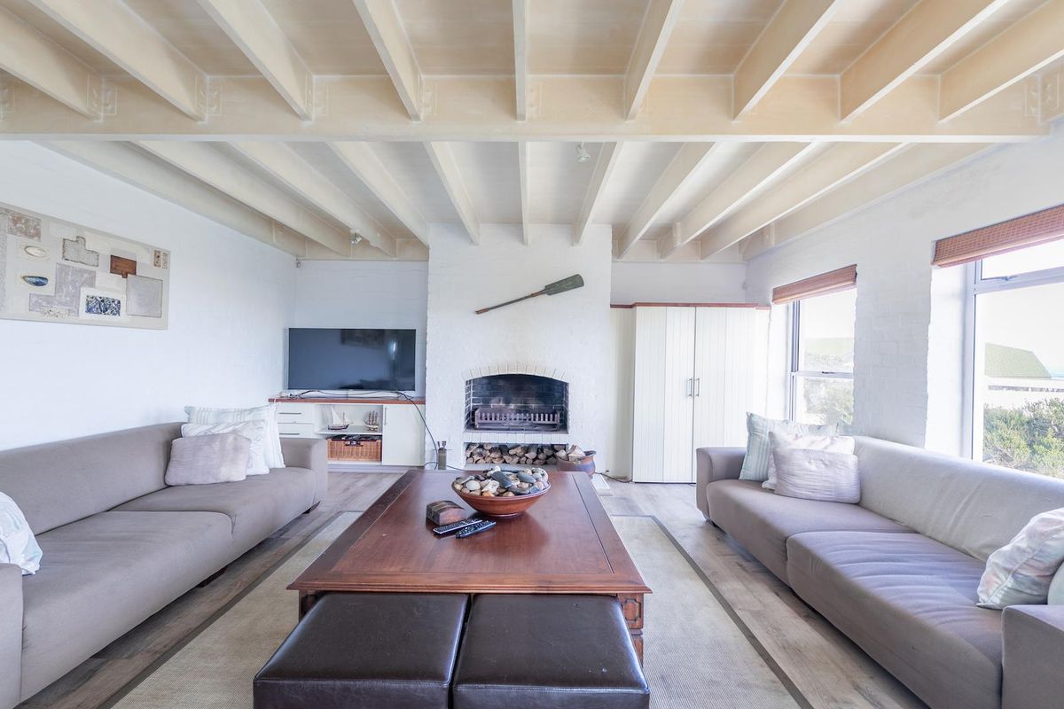 Breathtaking Sea Front Home on double sized erf in Security Estate - Photo 3