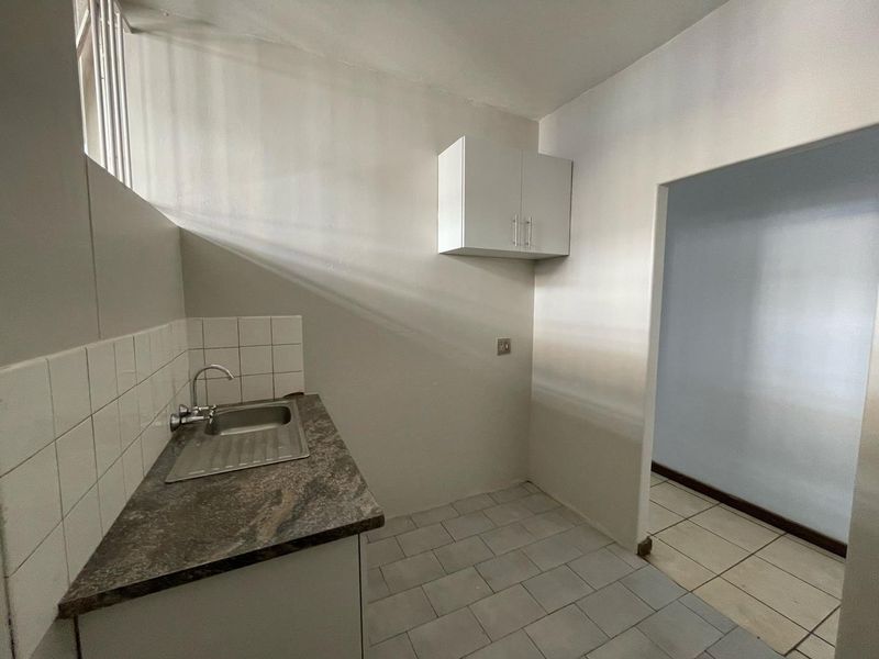 Charming 2.5 Bedroom Apartment in a Secure Complex - Photo 7