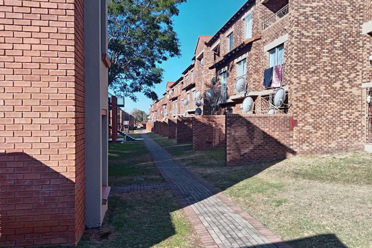 2 Bedroom Apartment/Flat For Sale in Karenpark - Photo 4