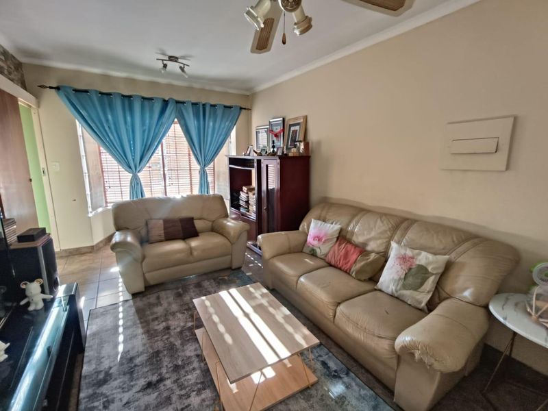 THIS BEAUTIFUL FAMILY HOUSE IS FOR SALE IN ZWARTKOP!!! - Photo 10