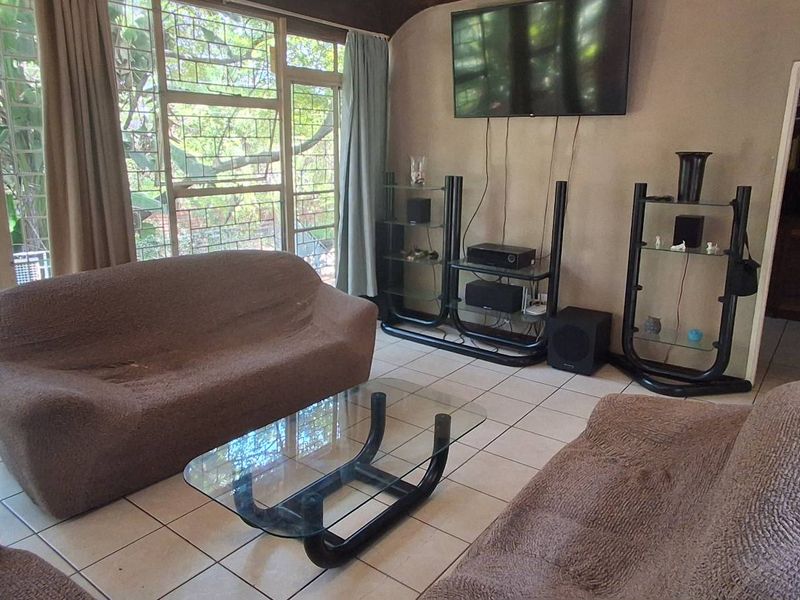 Cul-de-Sac Dream: Large 3-Bed Fixer with Pool & Office - Photo 9