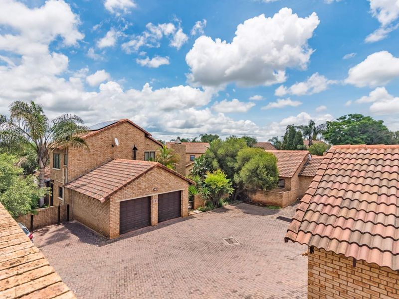 Secure, spacious family home in Ruimsig Noord - Photo 1