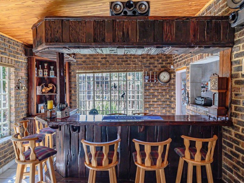 Stunning 5-Bedroom Home in a Secure Estate on the Vaal River, Vaaloewer - Photo 10