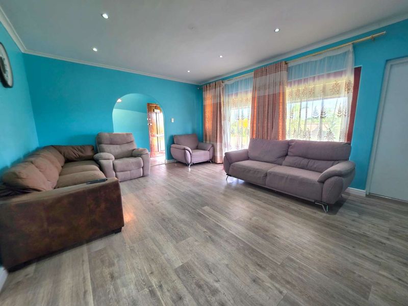 Entertain in Style in Northdene – Spacious 6 Bedroom Family Home with Pool & Solar and  converted flatlet. - Photo 10