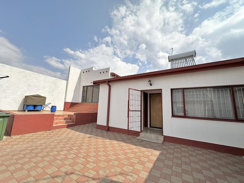 Beautiful,Neat and Spacious House - Photo 5