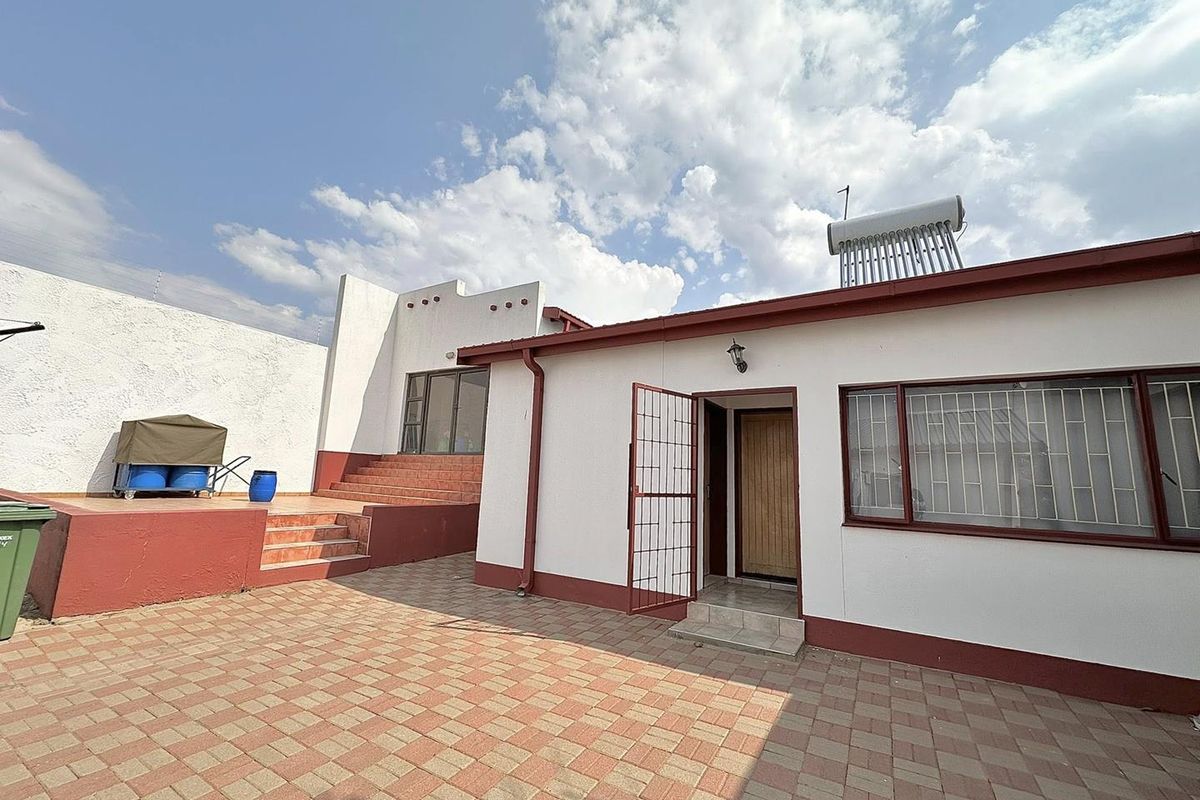 Beautiful,Neat and Spacious House - Photo 5