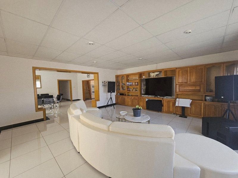 **Charming Sandstone and Plaster Family Home with Ample Space and Modern Amenities** - Photo 9