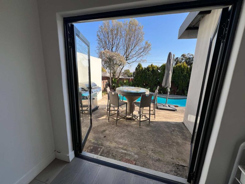 ELEGANT FAMILY HOME WITH LUXURY FEATURES - Photo 7