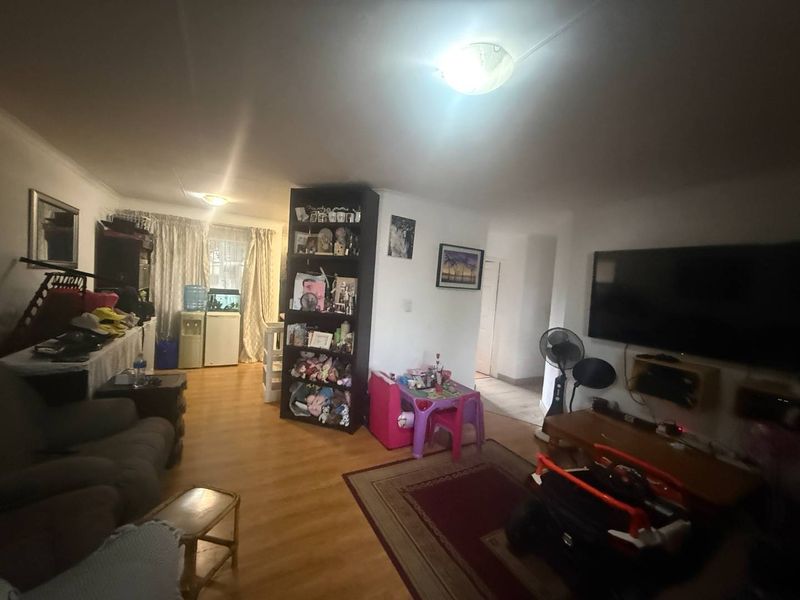 Charming 3-Bedroom Simplex in Sought-After Apple Tree Lane, Northwold - Photo 4