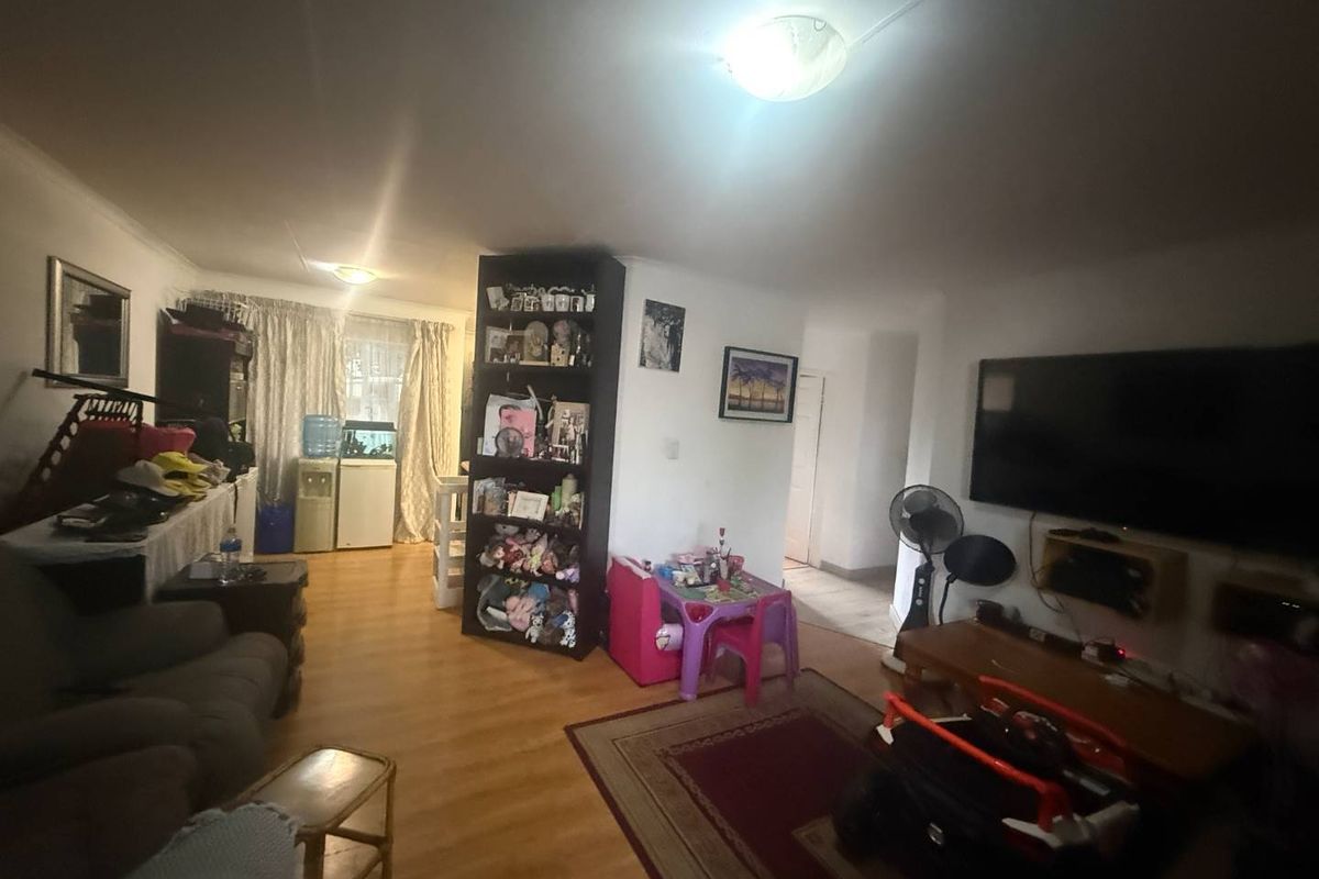 Charming 3-Bedroom Simplex in Sought-After Apple Tree Lane, Northwold - Photo 4