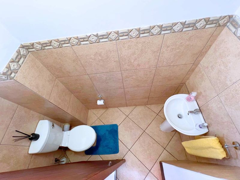 Two Bedroom townhouse to let - Photo 10