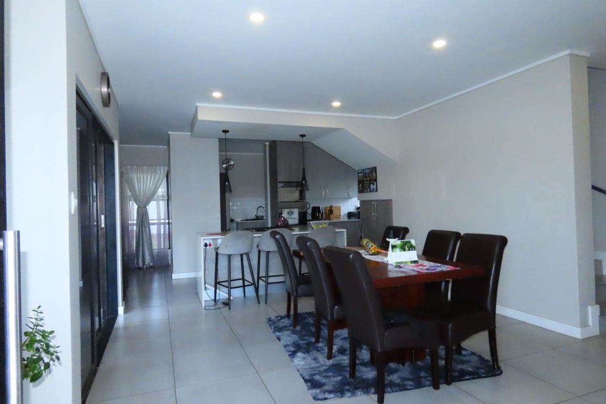 Luxury 3BR, 2.5BA Gem - Photo 5