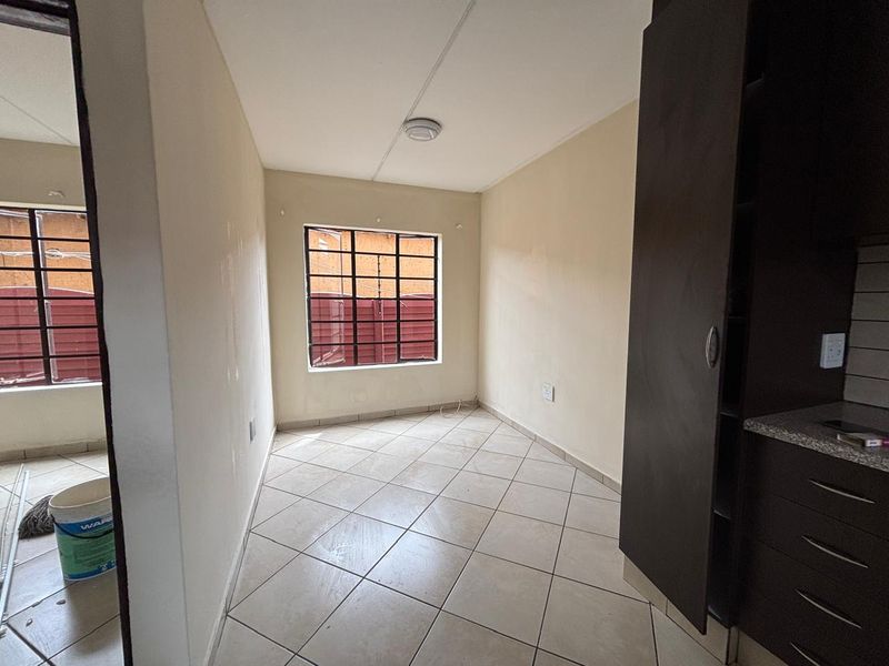 2 Bedroom Apartments for sale in Kempton Park - Photo 6