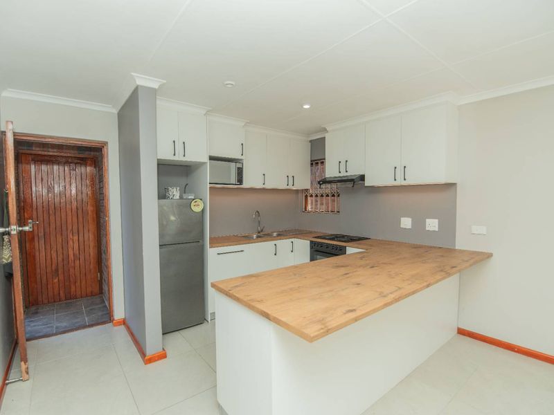 Spacious and Warm - Photo 6