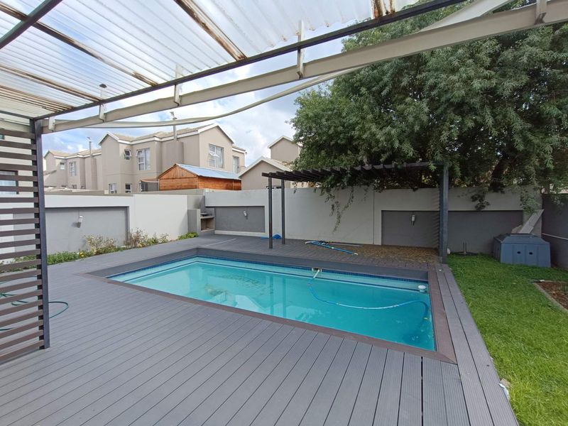 THATCHFIELD SECURITY ESTATE - 4 BEDROOM HOUSE WITH A SWIMMING POOL - Photo 2