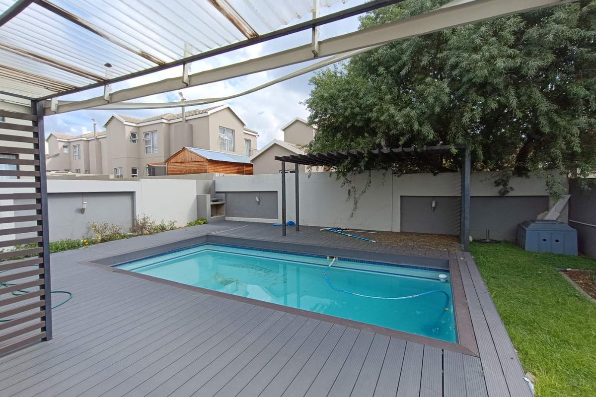 THATCHFIELD SECURITY ESTATE - 4 BEDROOM HOUSE WITH A SWIMMING POOL - Photo 2