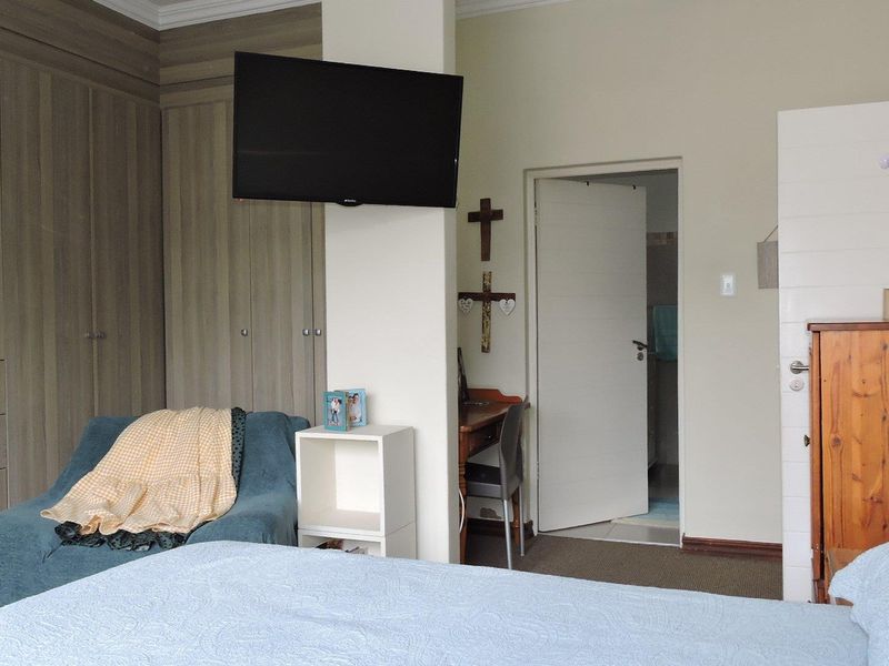 Charming 3-Bedroom Home within secure villas estate - Photo 3