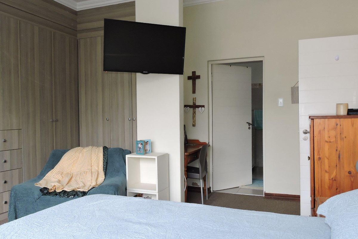 Charming 3-Bedroom Home within secure villas estate - Photo 3