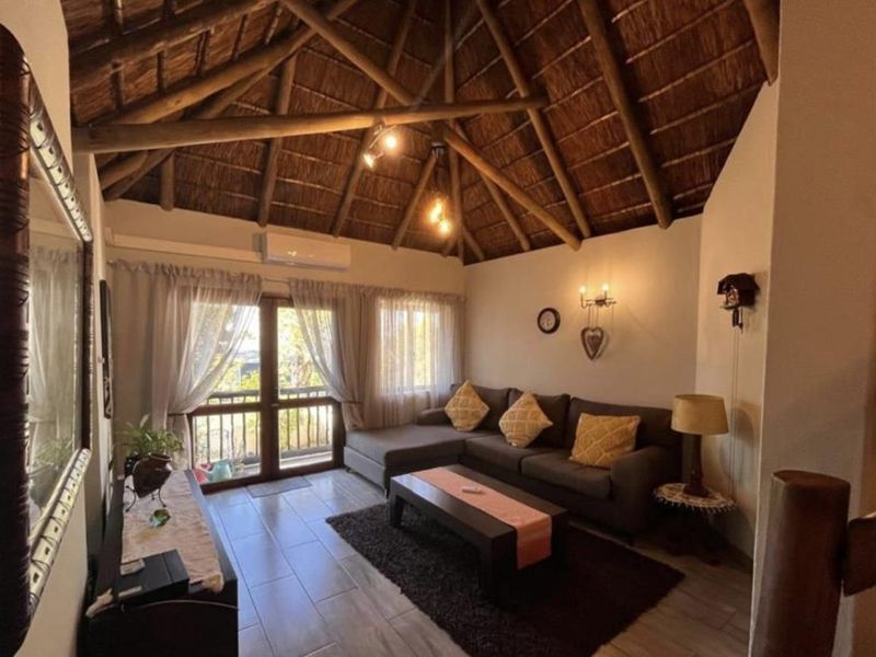 Spacious Loft Apartment in Secure Paulshof Complex - Photo 8