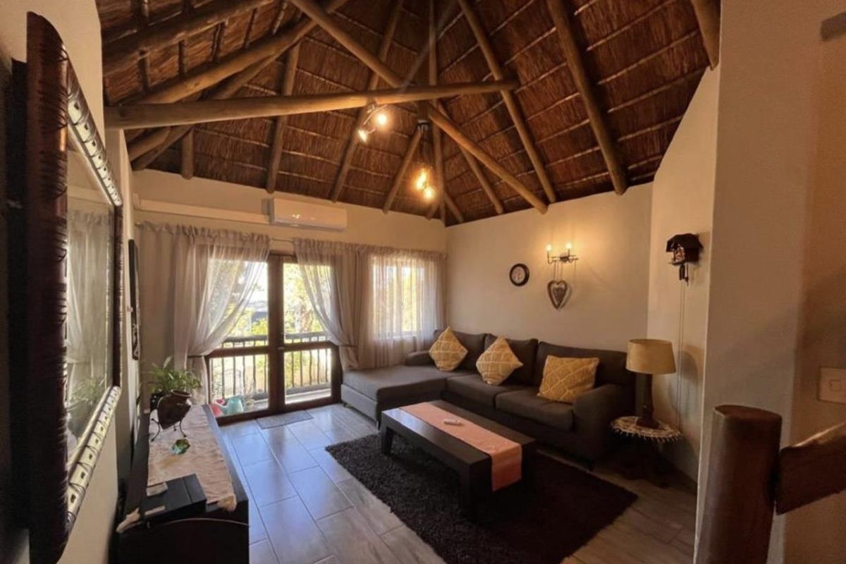 Spacious Loft Apartment in Secure Paulshof Complex - Photo 5