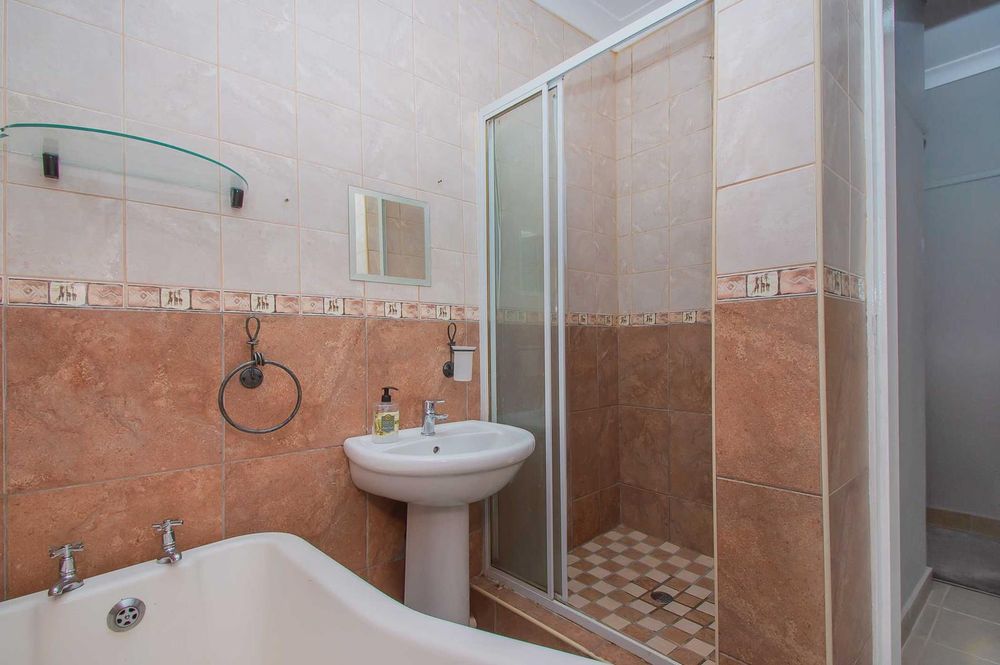Full bathroom , neatly tiled