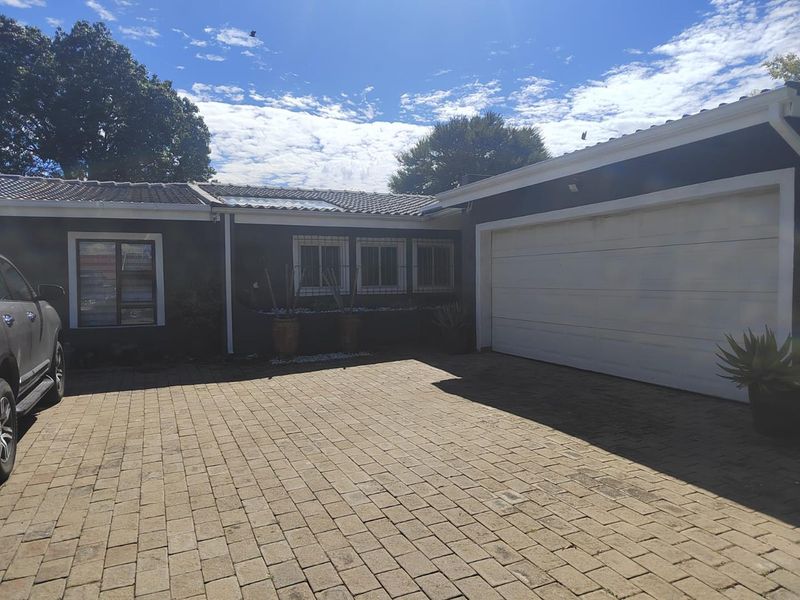 4 bedroom family home in Brackendowns with a pool and solar! - Photo 2