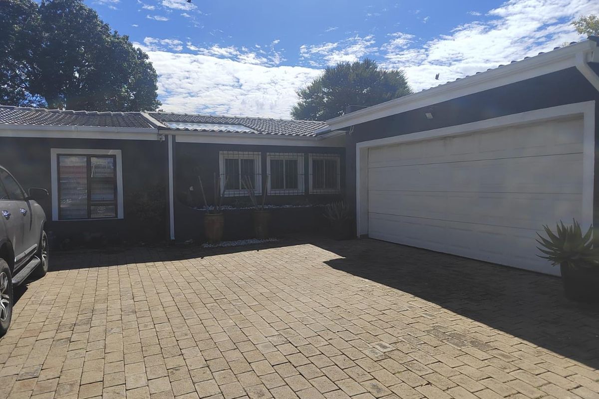 4 bedroom family home in Brackendowns with a pool and solar! - Photo 2