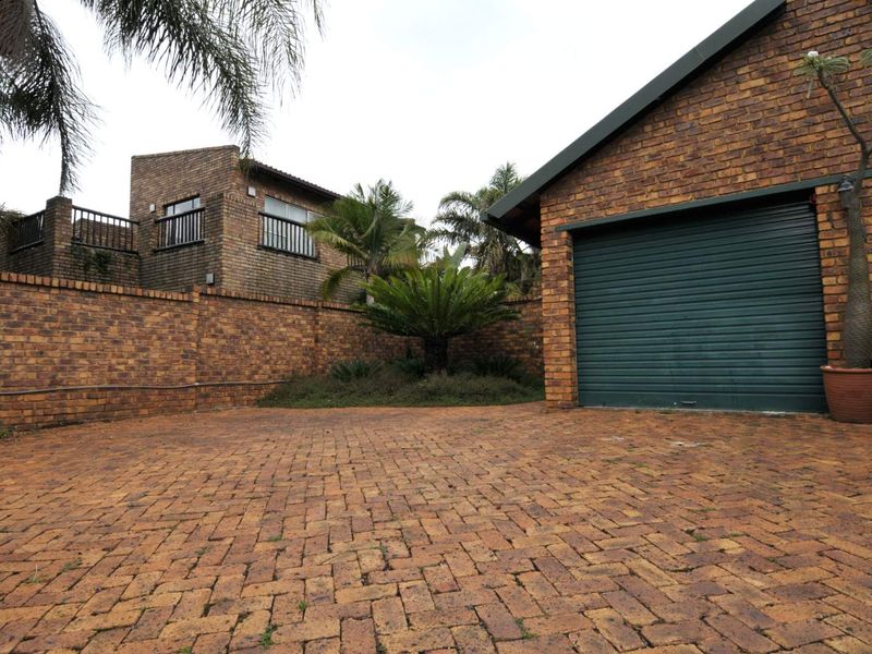 Family Home in Boomed-Highveld - Photo 2