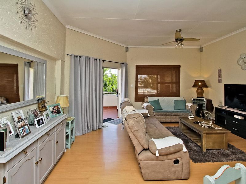 Neat Two Bedroom Apartment - Centrally Located! - Photo 4