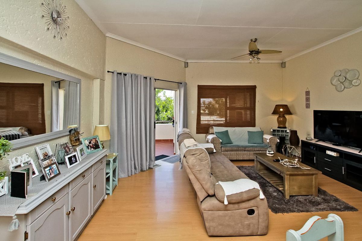 Neat Two Bedroom Apartment - Centrally Located! - Photo 4