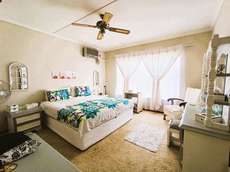 Private Retreat in a Charming Small Complex - Photo 10