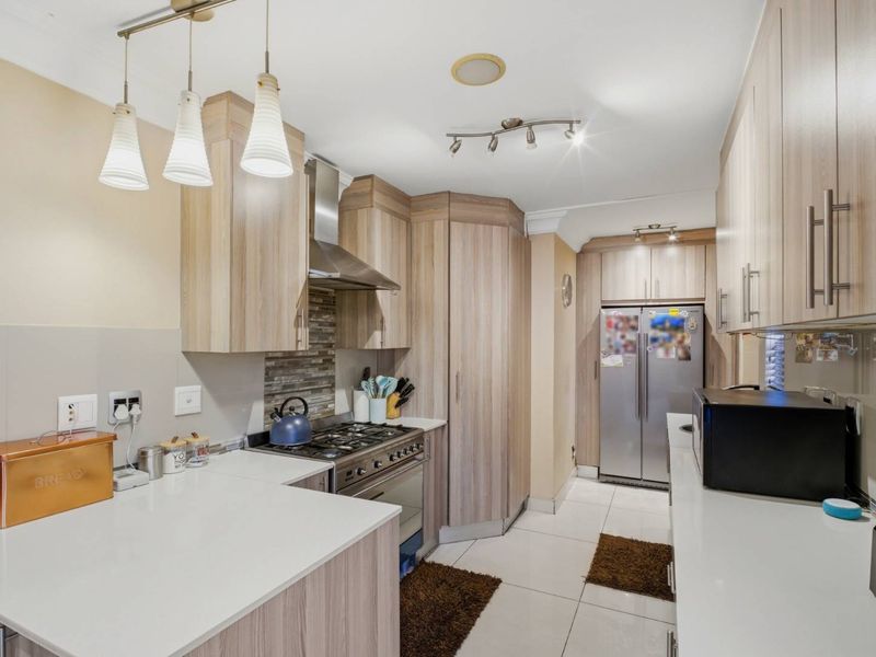 ​Modern Smart Home Masterpiece in Prestigious Lonehill - Photo 10