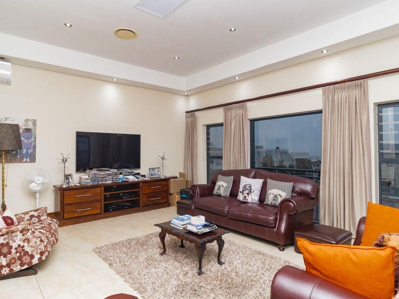 Stylish Indoor-Outdoor Living with Solar Efficiency in Baronetcy - Photo 3