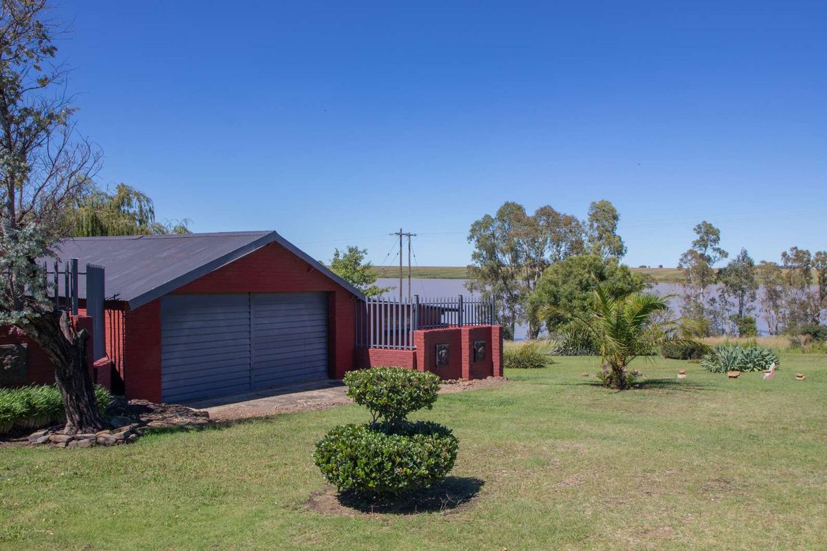 Waterfront Living – A Once-in-a-Lifetime Opportunity. 3 BedroomHouse with Flatled- Turn-Key investment with Solar Backup system - Photo 3