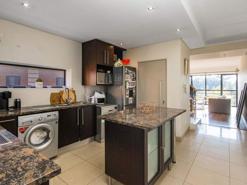 2 BED 2.5 BATH TRIPLEX UNFURNISHED APARTMENT ATHOL FOR SALE - Photo 6