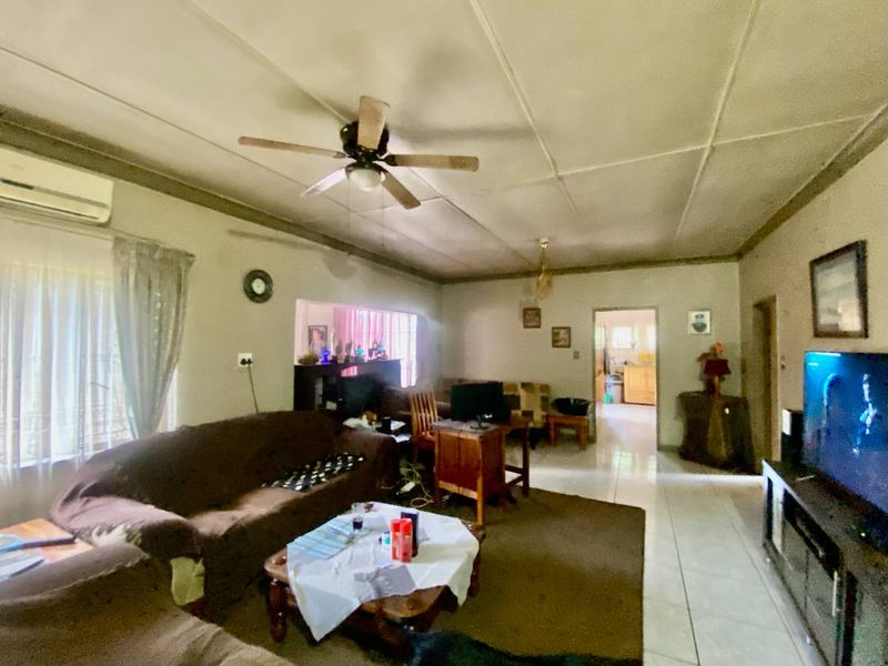 Income Generating 2.2ha Smallholding – 2 Houses, 2 Flats & 240m2 Workshop | R2.4m | Magaliesmoot AH - Photo 9