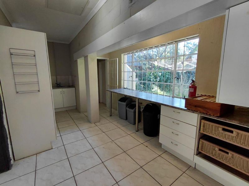 Spacious 2-Bedroom, 2-Bathroom Garden Cottage with Loft - Photo 3