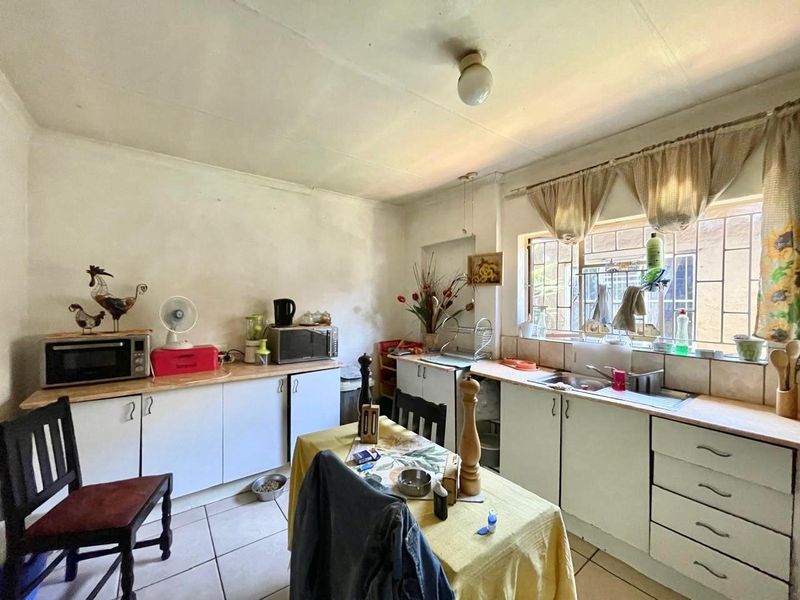 Hello Jan Niemand Park! Two Houses in One Yard. - Photo 7