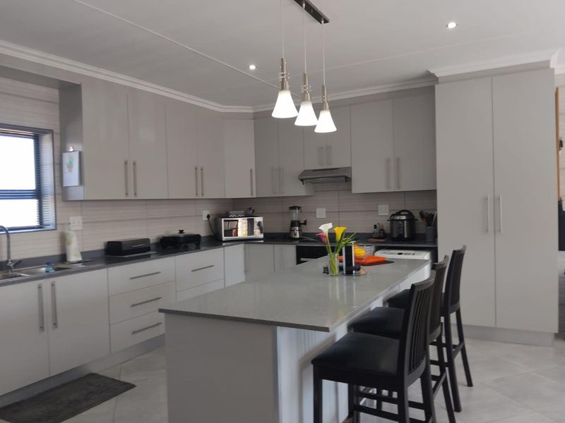 Elegant Living in a Modern Two-Bedroom House in Reebok on the Garden Route - Photo 5