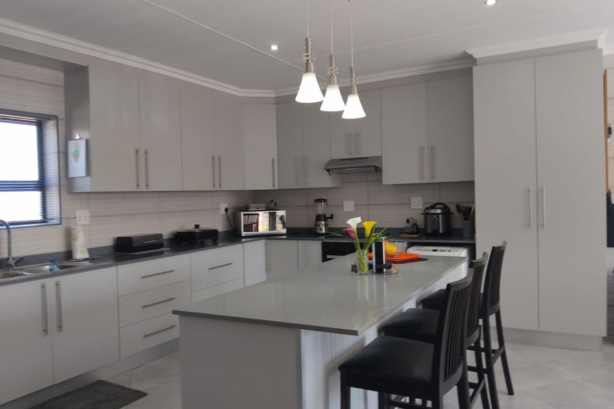 Elegant Living in a Modern Two-Bedroom House in Reebok on the Garden Route - Photo 5