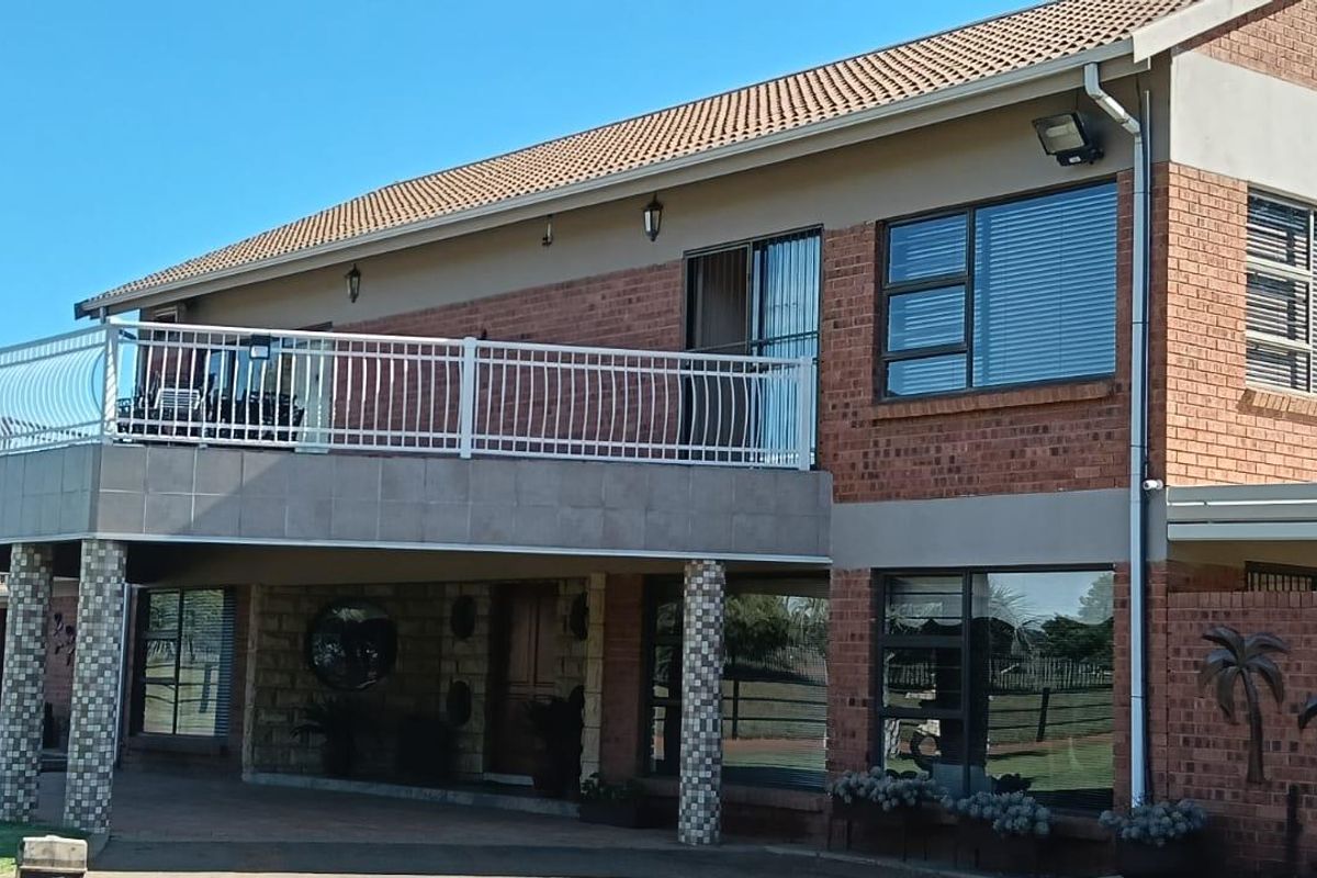 OUTSTANDING SMALL HOLDING. CAN BE USED FOR,GUESTHOUSE,ANY BUSINESS. ANY FARMING,LOTS OF WATER. - Photo 3