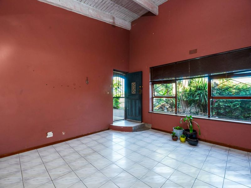 Prime Corner Plot 4-Bedroom Face Brick Home. - Photo 6