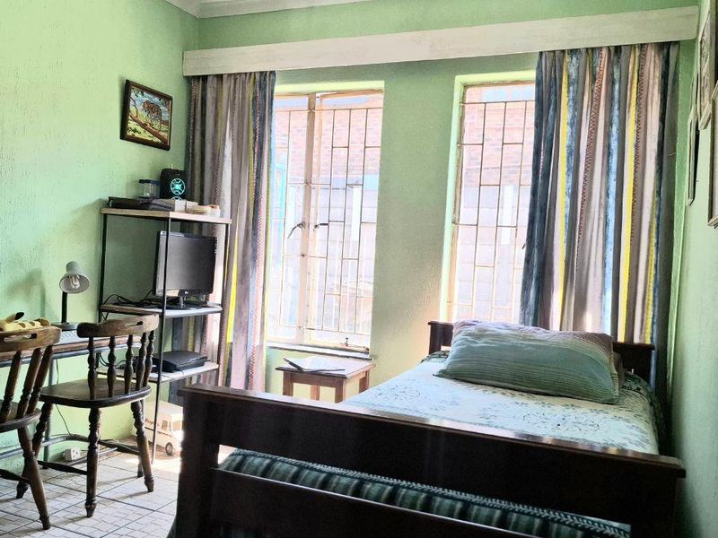 Low Maintenance Facebrick Gem: Work & Live Here! - Photo 9