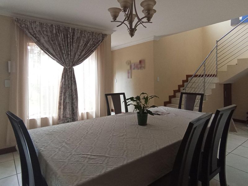 ROOIHUISKRAAL - SPACIOUS 5 BEDROOM DOUBLE STOREY FAMILY HOME - Photo 3