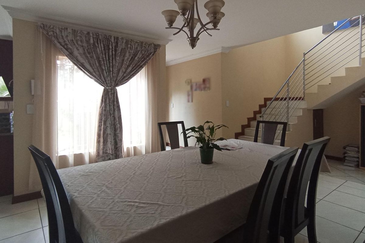 ROOIHUISKRAAL - SPACIOUS 5 BEDROOM DOUBLE STOREY FAMILY HOME - Photo 3