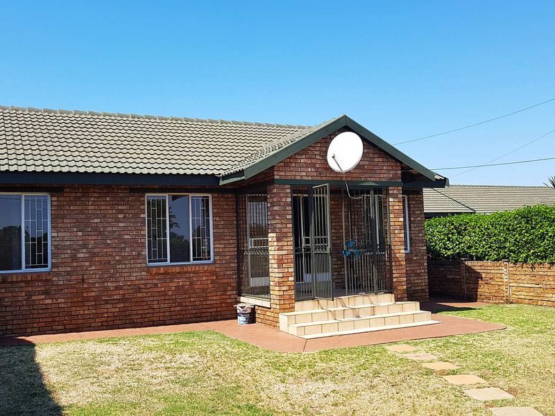 3 Bed Townhouse - Photo 3