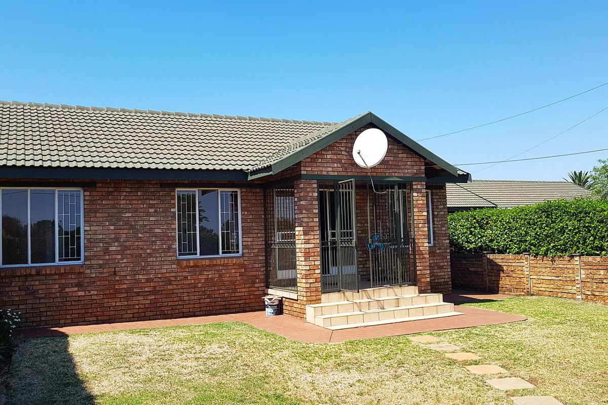 3 Bed Townhouse - Photo 3